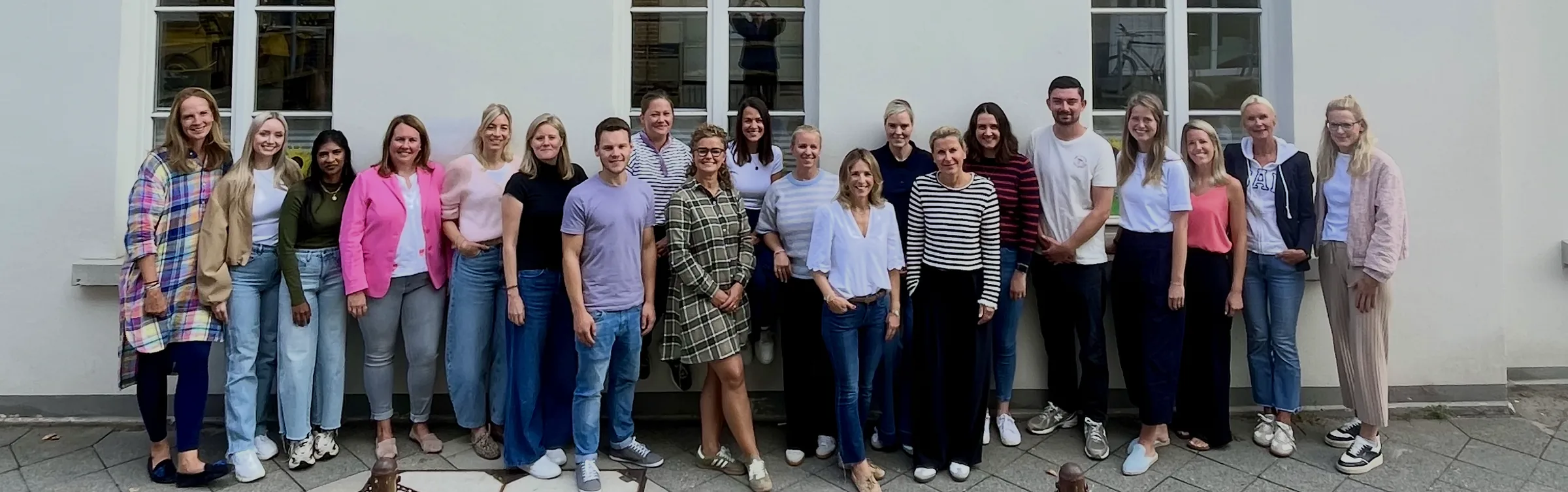 Das Kollegium der Katholischen Grundschule Niederkassel vor dem Schulgebäude